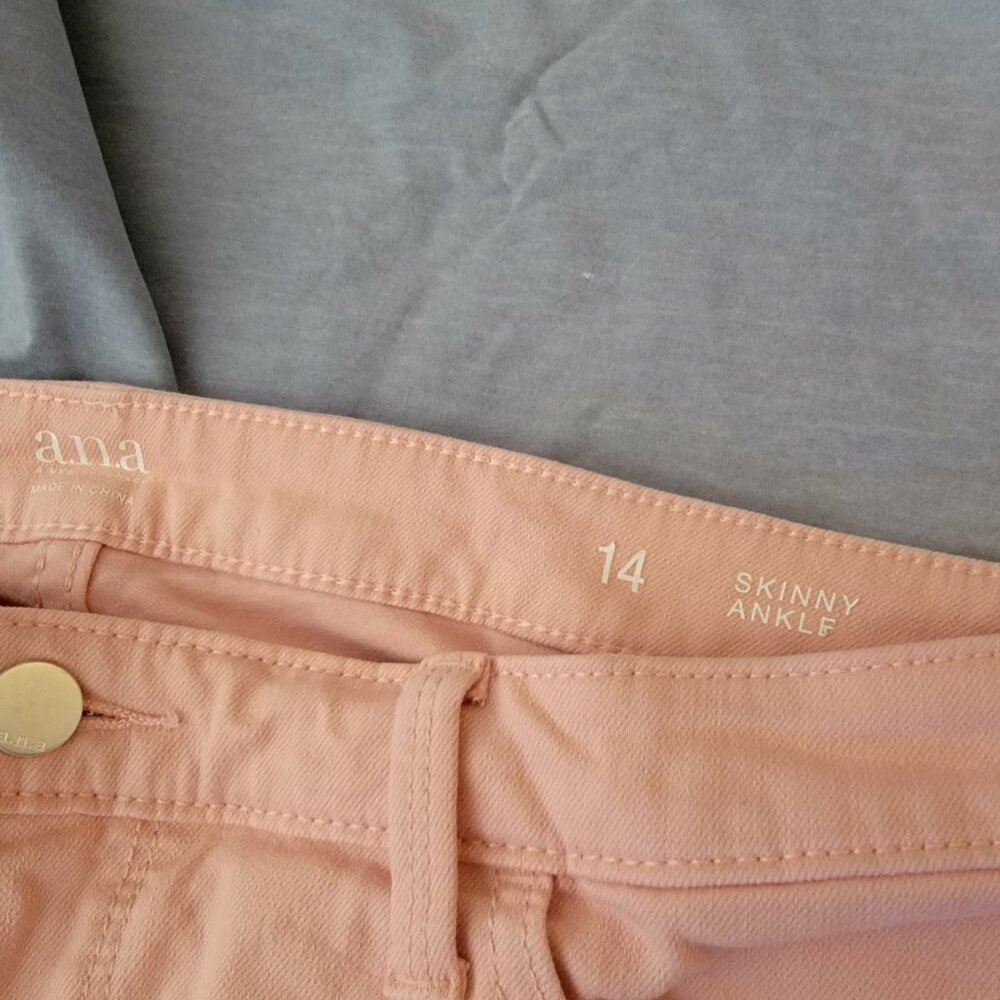 Pink Jeans Distressed - Picture 3 of 3